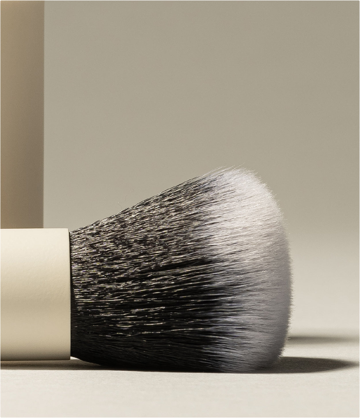 Dual-ﬁbre brush